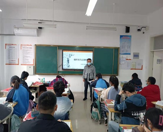 2022.4.2于集镇中学以“缅怀革命先烈  传承红色基因”为主题的班会2