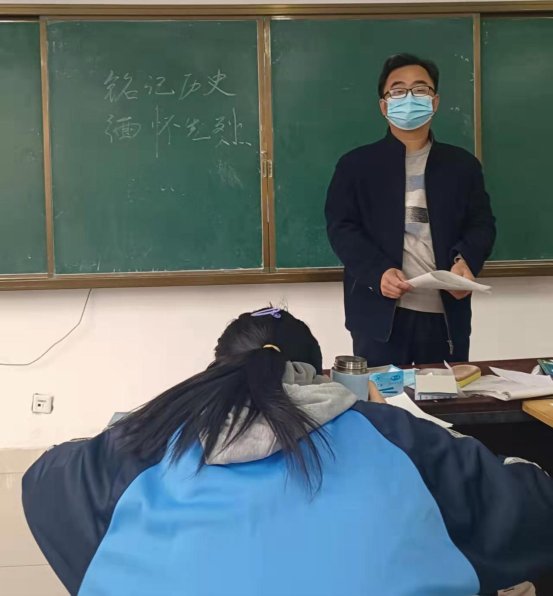 2022.4.2于集镇中学以“缅怀革命先烈  传承红色基因”为主题的班会1