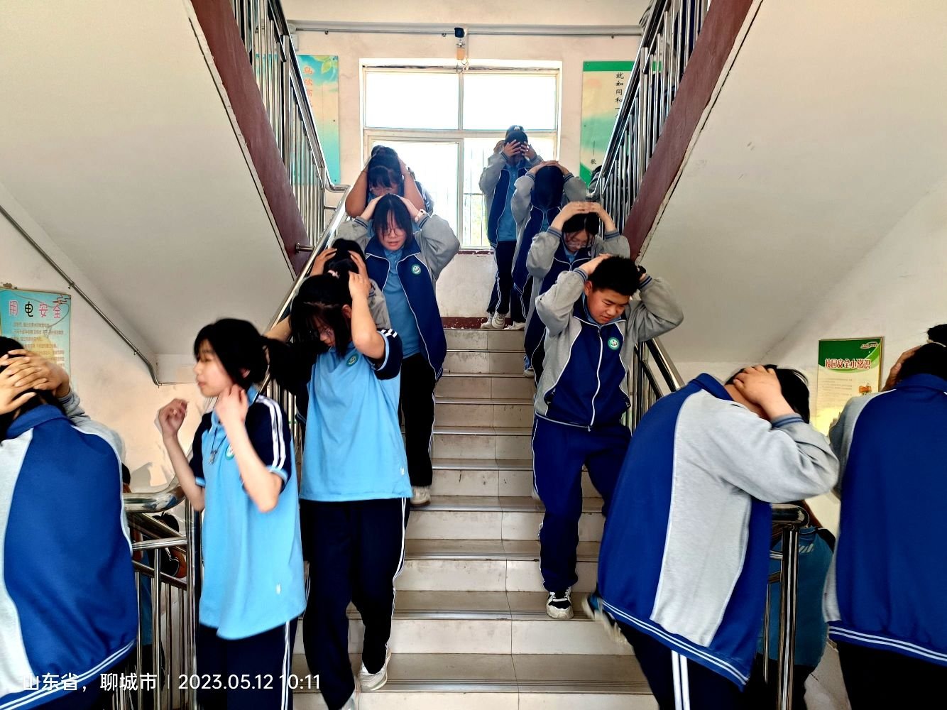 简篇-5·12全国防灾减灾日固河中学举行地震应急疏散演练