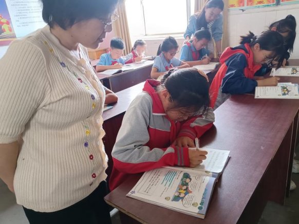 简篇-展书法之功 显英语之美——固河镇中心小学举行英语书法比赛活动