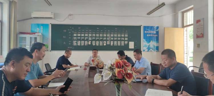简篇-关注消防 珍爱生命一一固河中学举行消防安全疏散逃生演练。
