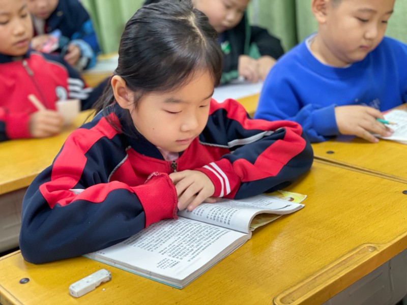 图2：贺兰心同学正在认真学习.jpg