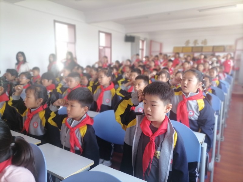 图4：6月2日，顾官屯镇中心小学举行少先队入队仪式，少先队员在队旗下宣誓.jpg