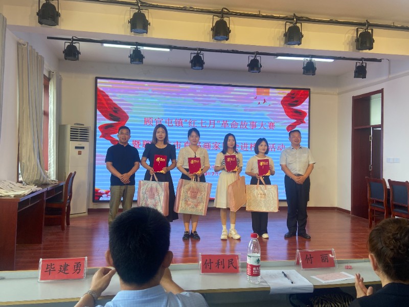 图2：7月4日，高新区顾官屯镇中心小学举行“红七月”革命故事大赛，正在为获奖选手颁发荣誉证书.jpg