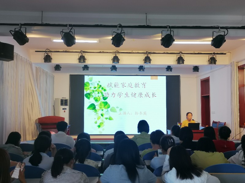 图1：9月13日，聊城高新区顾官屯镇中心小学举行班主任培训活动，孙冬英主任在给全体班主任作报告.jpg