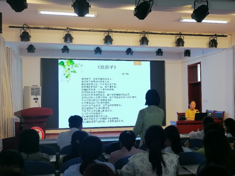 图4：9月13日，聊城高新区顾官屯镇中心小学举行班主任培训活动，陈玉华主任发言.jpg