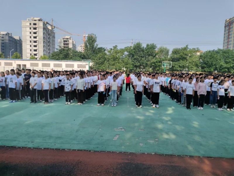 学生认真听报告.jpg