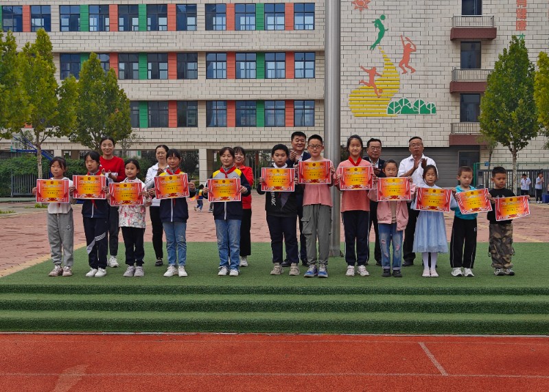 图1：9月26日，高新区实验小学举办“好习惯之星”表彰活动。此为”好习惯之星“颁奖仪式。 (1).jpg