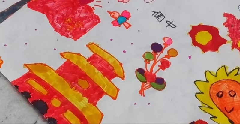 图4：2023年9月26日深圳路实验幼儿园大班小朋友在百米长卷上绘画天安门 - 复件(1).jpg