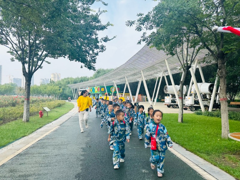 9月25日，高新区实验幼儿园开展幼儿户外远足活动， (3).jpg