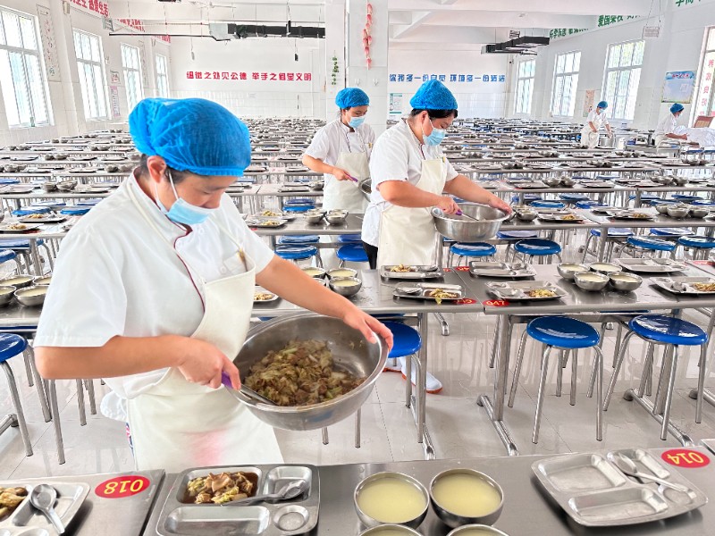 图1：10月11日，聊城高新区顾官屯镇中心小学举行光盘行动不负“食”光勤俭节约活动，食堂工作人员有序盛好饭菜。.jpg