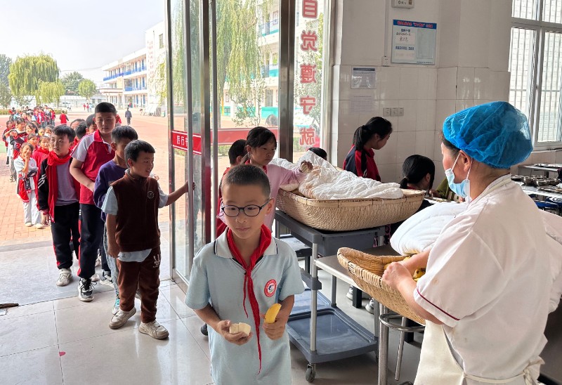 图2：10月11日，聊城高新区顾官屯镇中心小学举行光盘行动不负“食”光勤俭节约活动，学生有序的领取水果。.jpg