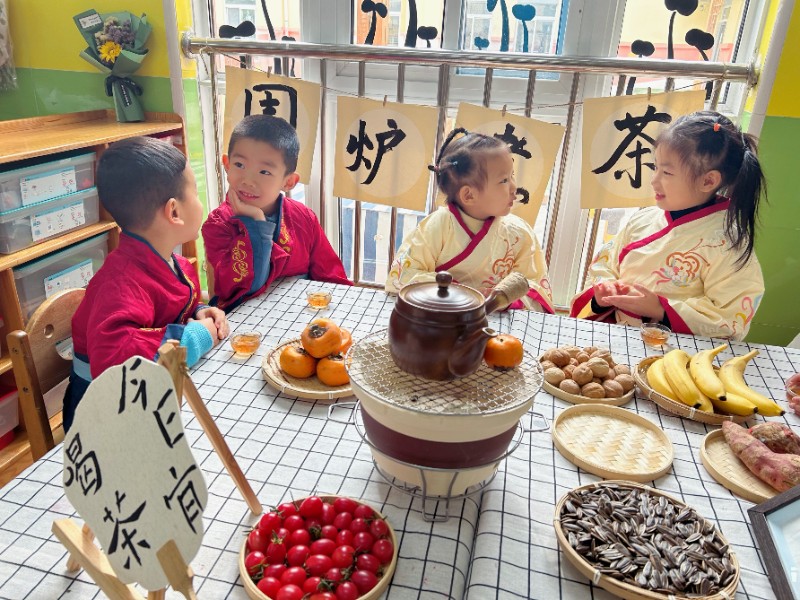 图2：聊城高新区天津路实验幼儿园开展围炉煮茶活动，三五好友围坐在一起聊着那天马行空般童真的话题。.jpg