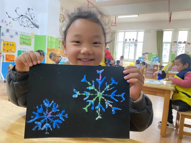 图三：2023年11月17日，聊城高新区天津路实验幼儿园开展班级区域《盐画雪花》活动，小朋友们制作出了五颜六色的雪花。.jpg