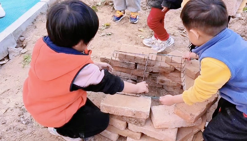 聊城高新区天津路实验幼儿园 孩子们一起搭建灶台.jpg