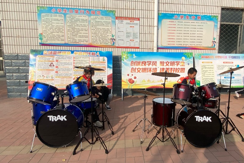 图3，聊城高新区顾官屯镇中心小学阳光大课间活力满校园聊城高新区顾官屯镇中心小学开展阳光大课间展示活动，架子鼓兴趣小组展示成果。.jpg