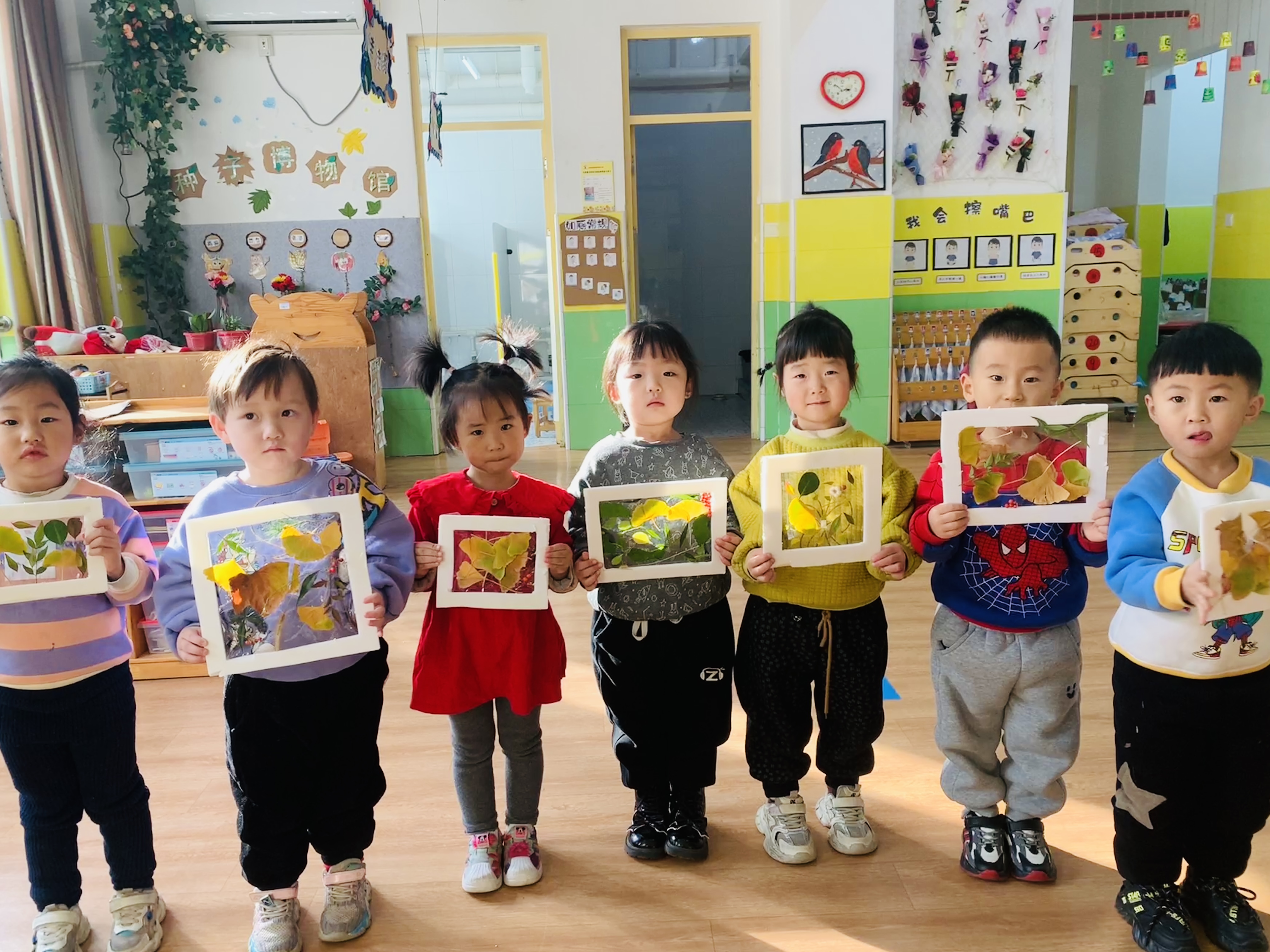 图4：聊城高新区天津路实验幼儿园开展自然美育植物相框画活动，孩子们植物相框画成品.jpg
