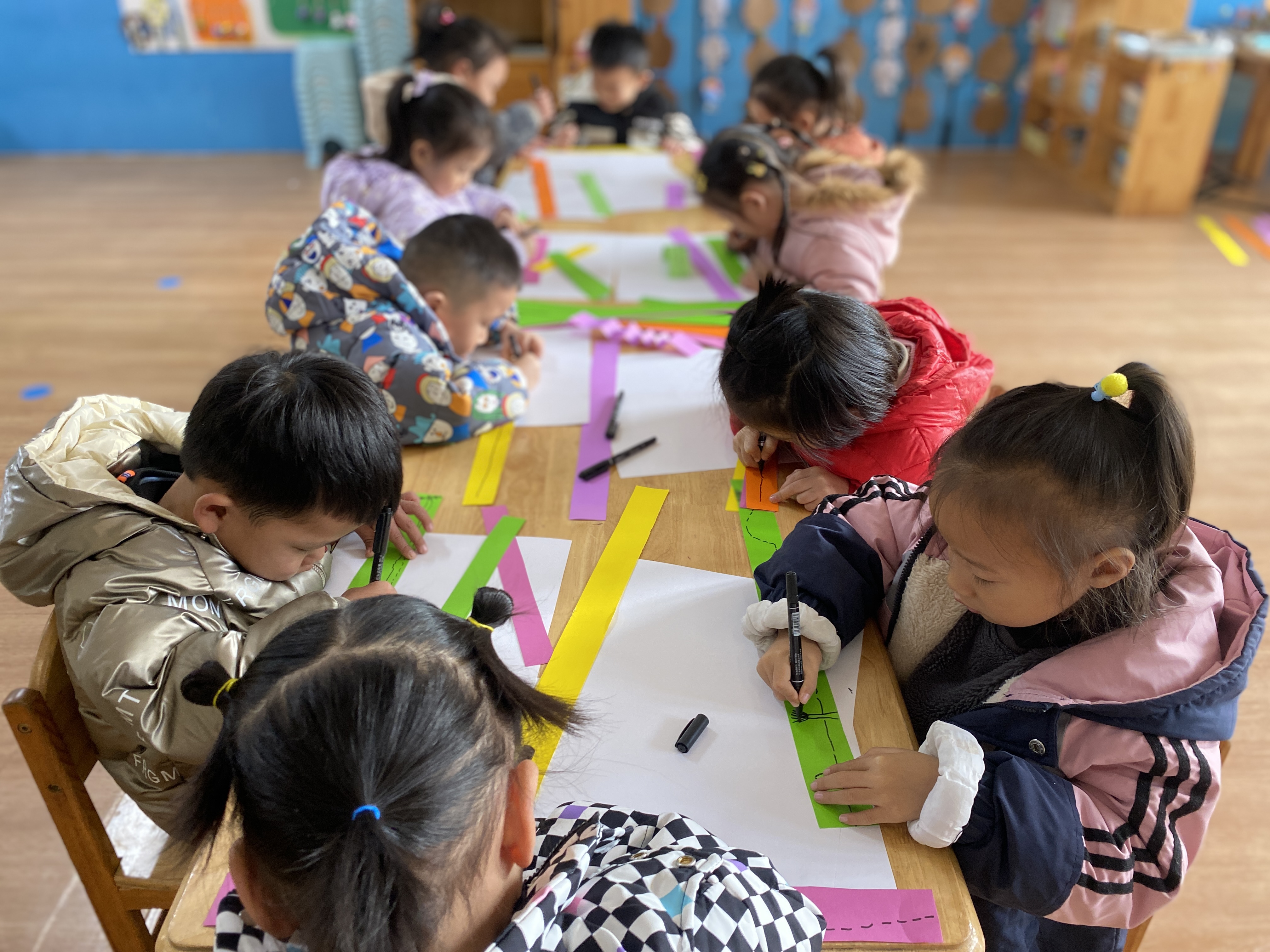 图2：2023年12月4日，在聊城高新区天津路实验幼儿园开展创意美术课程活动，集体绘画汽车、建筑等。.jpg