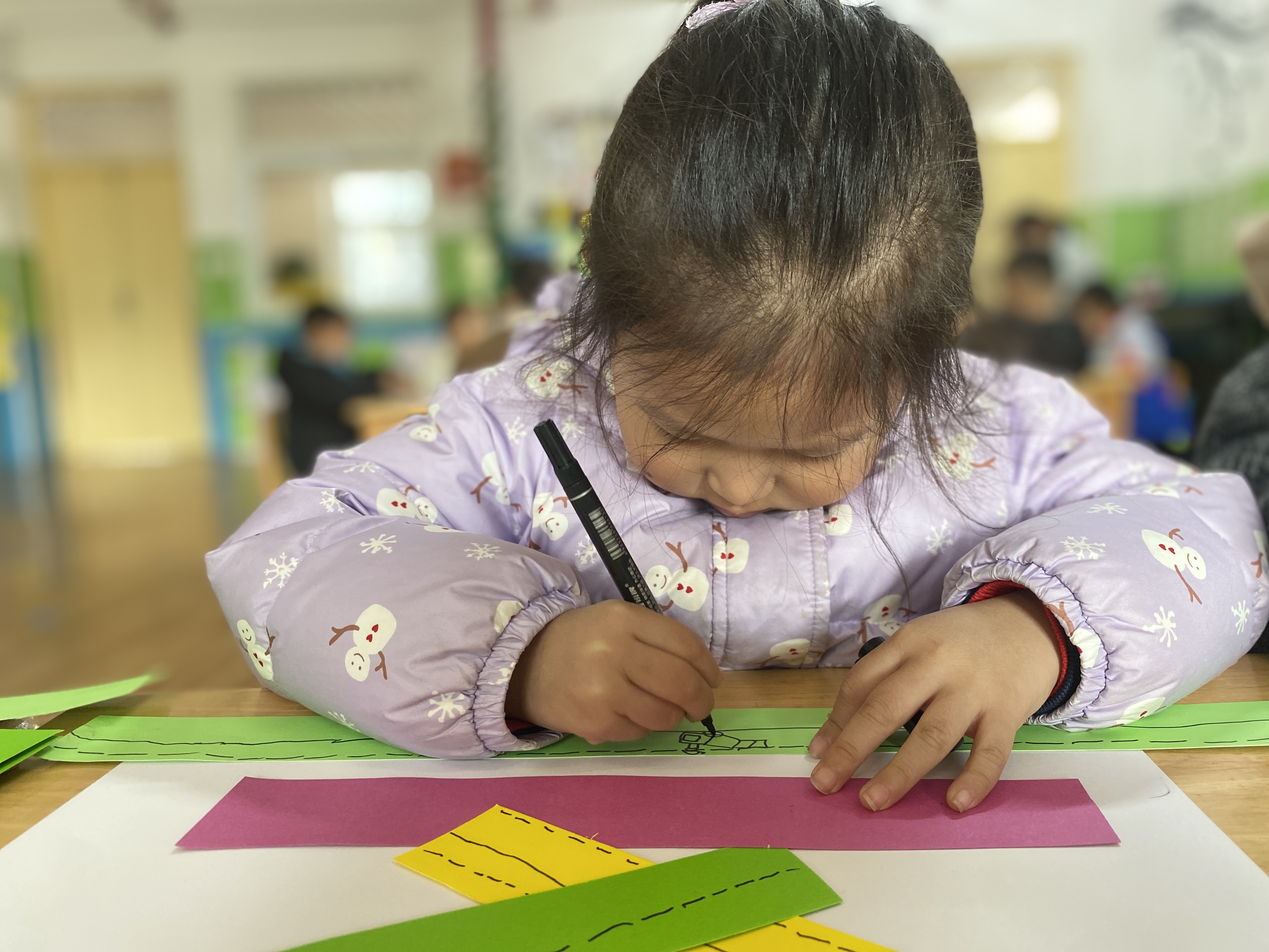 图1：2023年12月4日，在聊城高新区天津路实验幼儿园开展创意美术课程活动，绘画汽车、公园等。.jpg