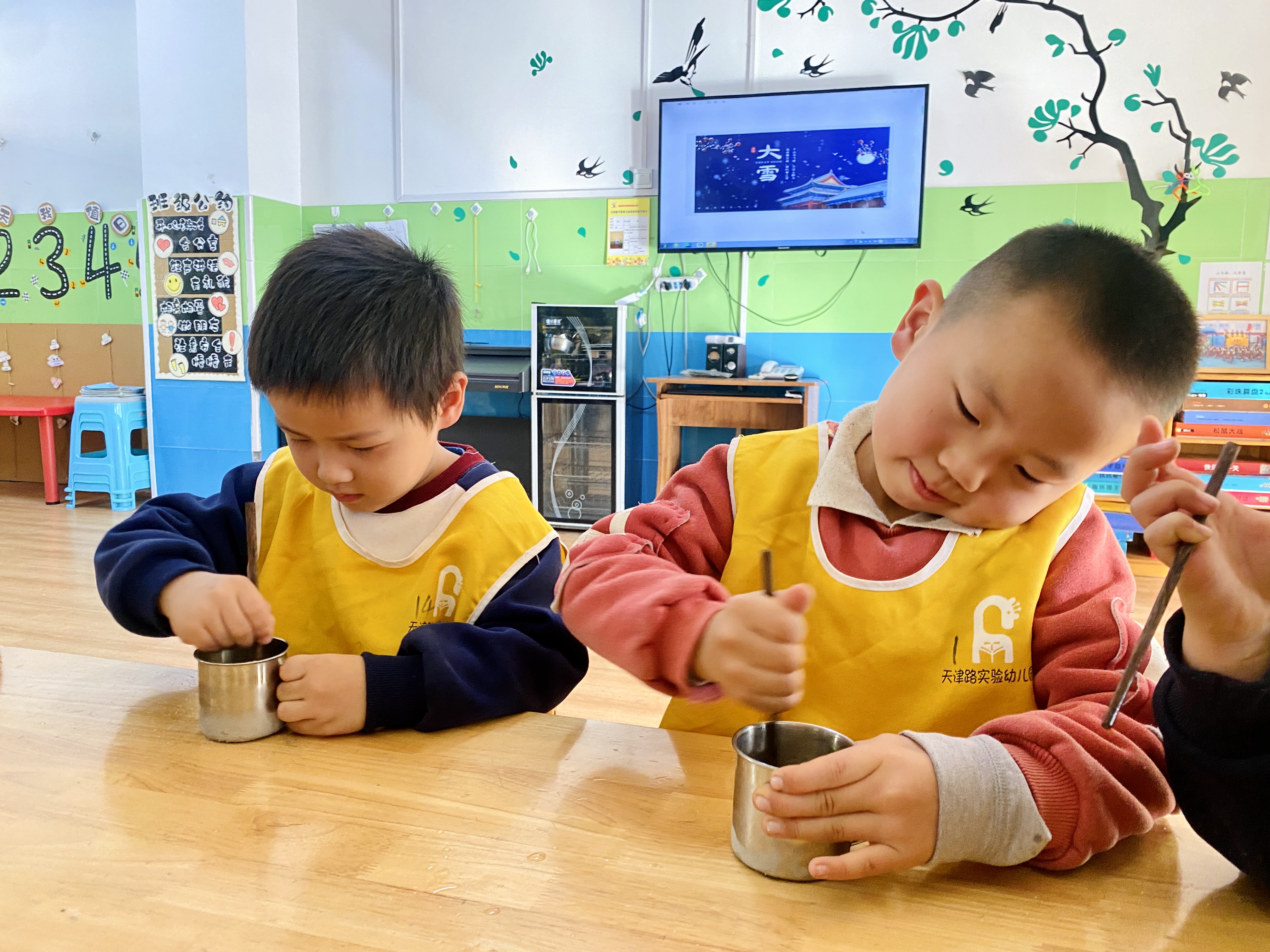 图2：2023年12月7日，在聊城高新区天津路实验幼儿园，孩子们在实验中观察，探索科学现象。.jpg