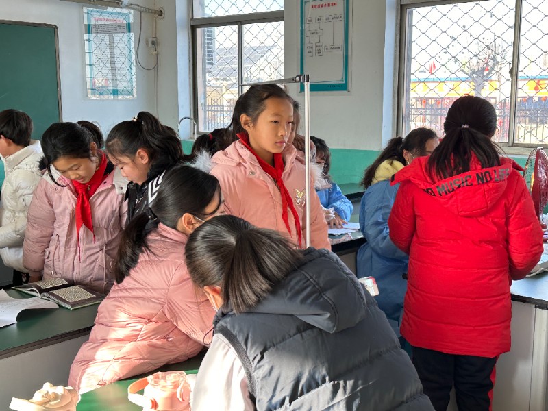图1：12月21日，聊城高新区顾官屯镇中心小学体检护航 呵护成长 聊城高新区顾官屯镇中心小学举行学生健康体检活动，顾官屯镇中心卫生院医生正在给学生进行身高测量。.jpg