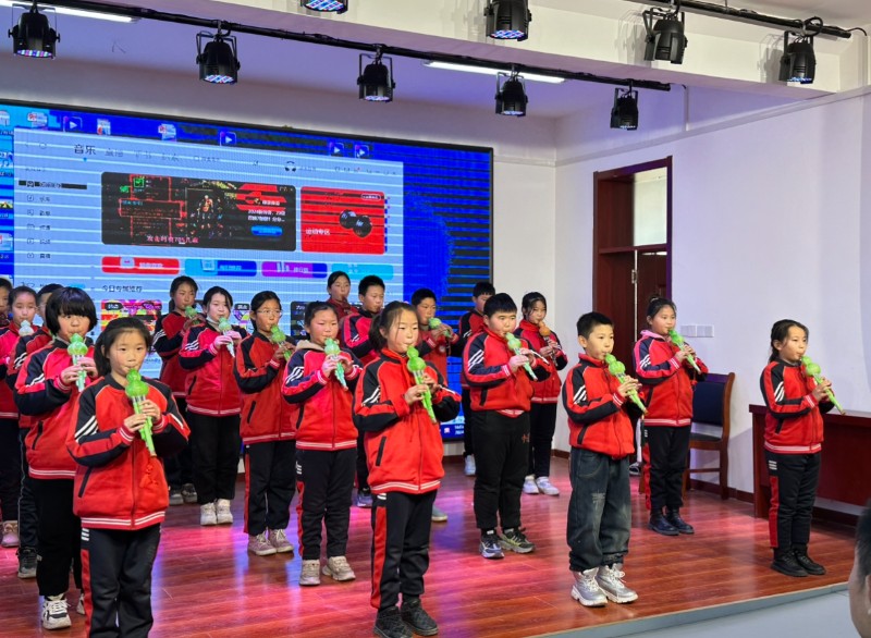 图3,1月3日，聊城高新区顾官屯镇中心小学校本课程异彩纷呈 核心素养落地生根——聊城高新区顾官屯镇中心小学举行校本课程展示活动，孩子们进行葫芦丝展示。.jpg