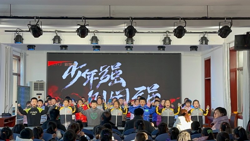 图1,1月3日，聊城高新区顾官屯镇中心小学校本课程异彩纷呈 核心素养落地生根——聊城高新区顾官屯镇中心小学举行校本课程展示活动，孩子们正在展示《少年中国说》.jpg