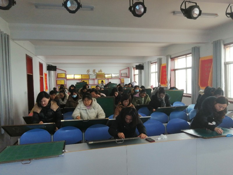 图1：2023年1月10日，聊城高新区顾官屯镇中心小学笔墨飘香 引领成长——聊城高新区顾官屯镇中心小学举行教师粉笔字技能大赛，参赛教师书写粉笔字。.jpg
