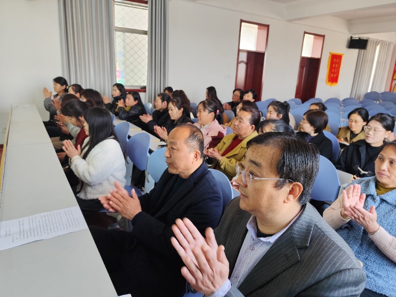 图1：2024年3月15日，聊城高新区顾官屯镇中心小学家校共筑教育梦 同心共绘成长图聊城高新区顾官屯镇中心小学举行家校共育活动，家委会成员和学校领导参会。.jpg