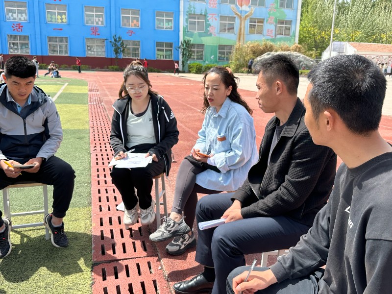 图4：2024年4月23日，聊城高新区顾官屯镇中心小学举行艺体教研活动，高新区教育和体育管理服务中心体卫艺负责人魏红燕对课程进行指导。.jpg