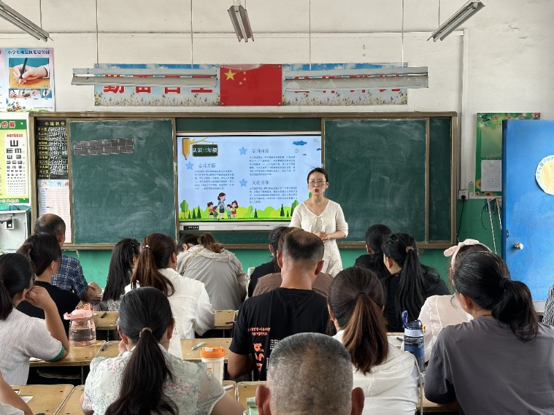 图1.1：2024年5月29日，聊城高新区顾官屯镇中心小学举行家长会，家长认真听取老师分享。.jpg